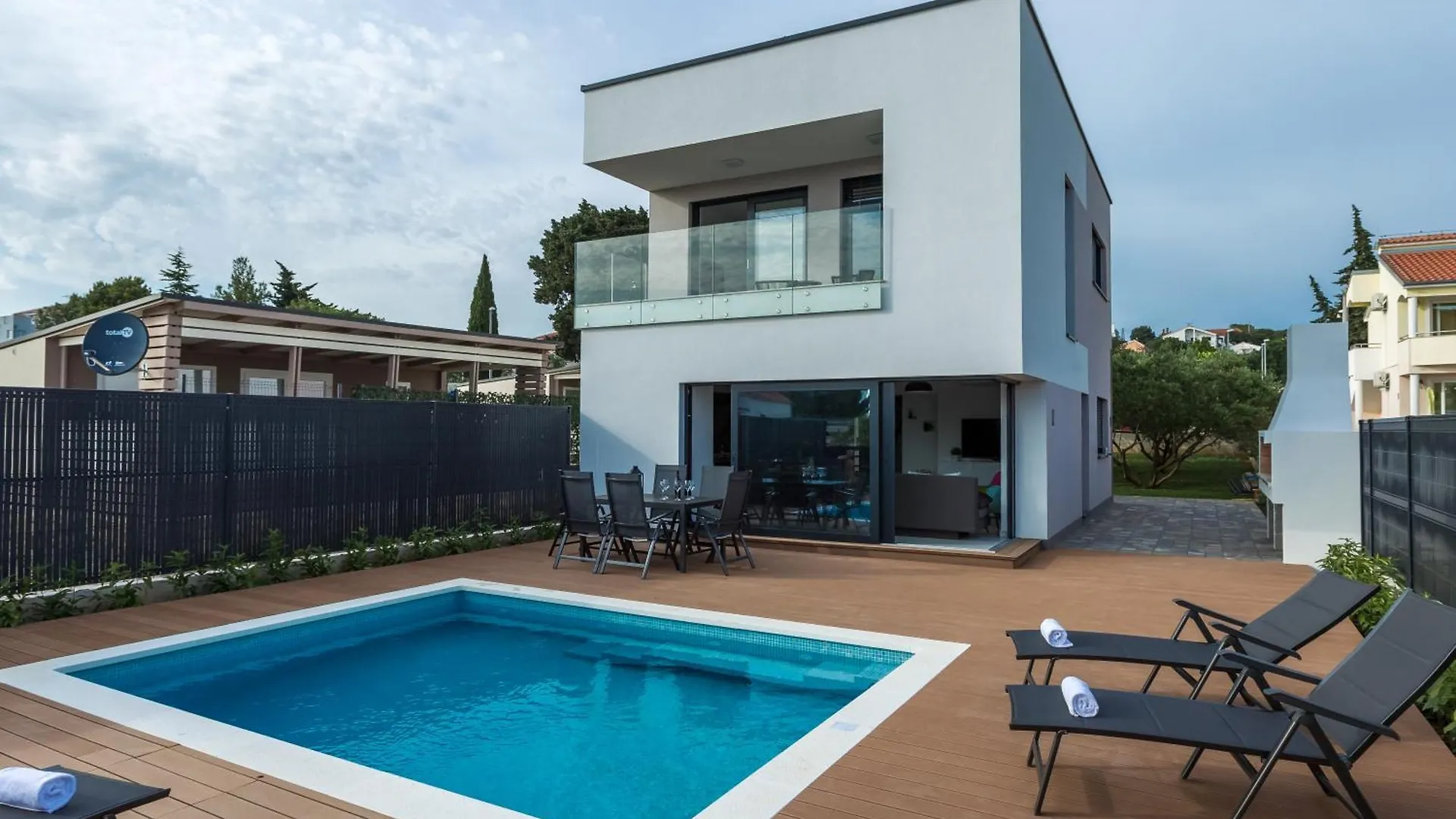 Villa Tuta With Heated Pool, Only 150 M From The Beach Pakostane