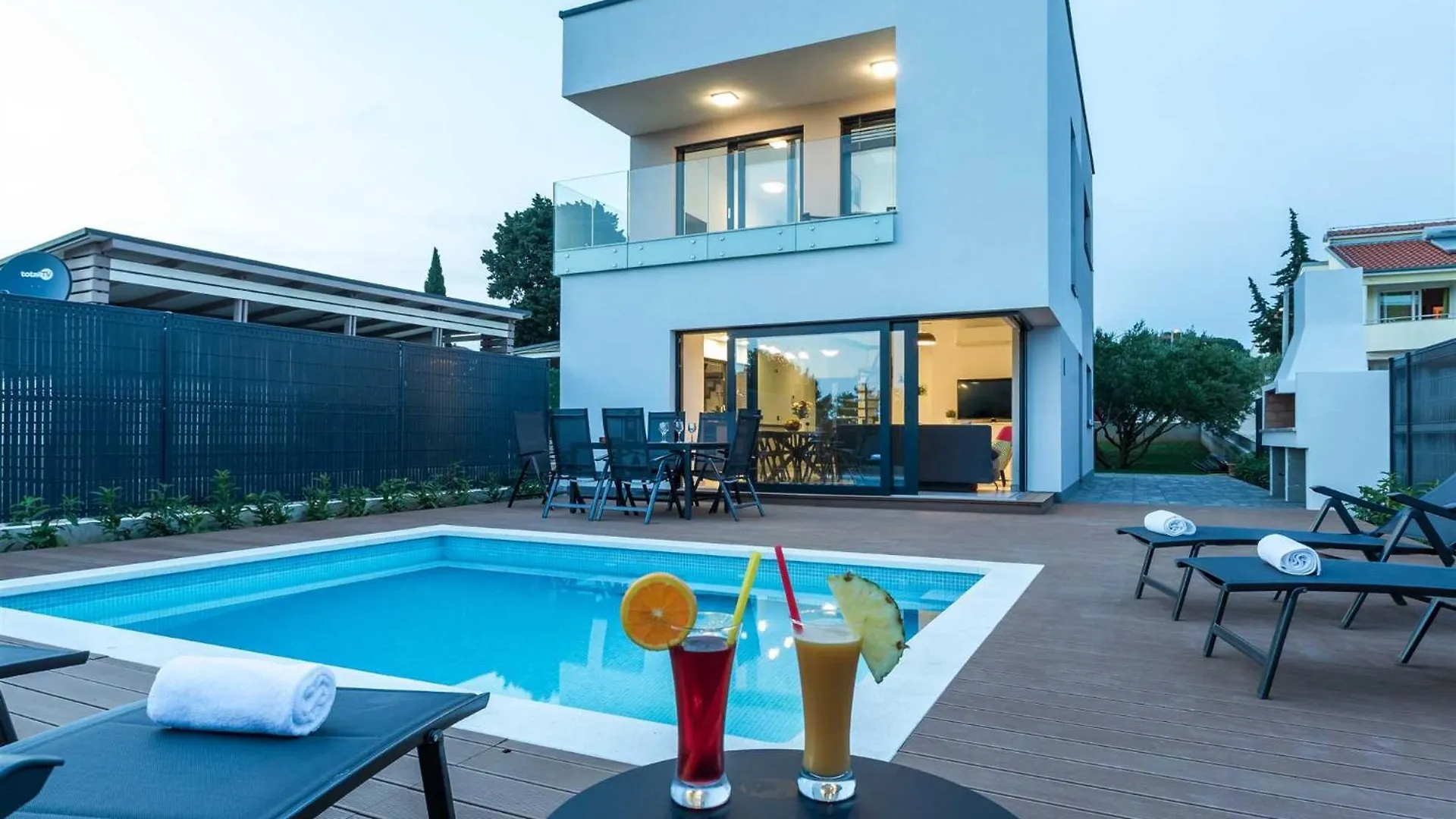 Villa Tuta With Heated Pool, Only 150 M From The Beach Pakostane Croatia