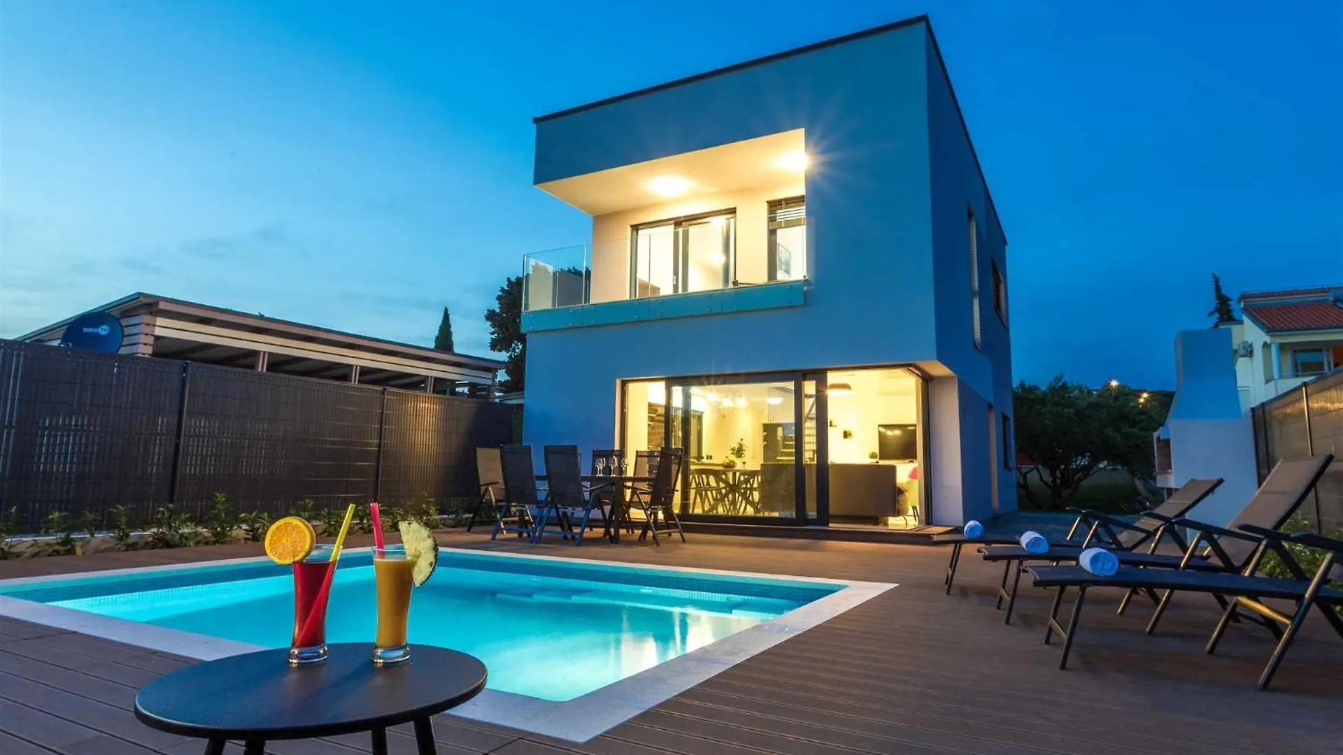 Villa Tuta With Heated Pool, Only 150 M From The Beach Pakostane