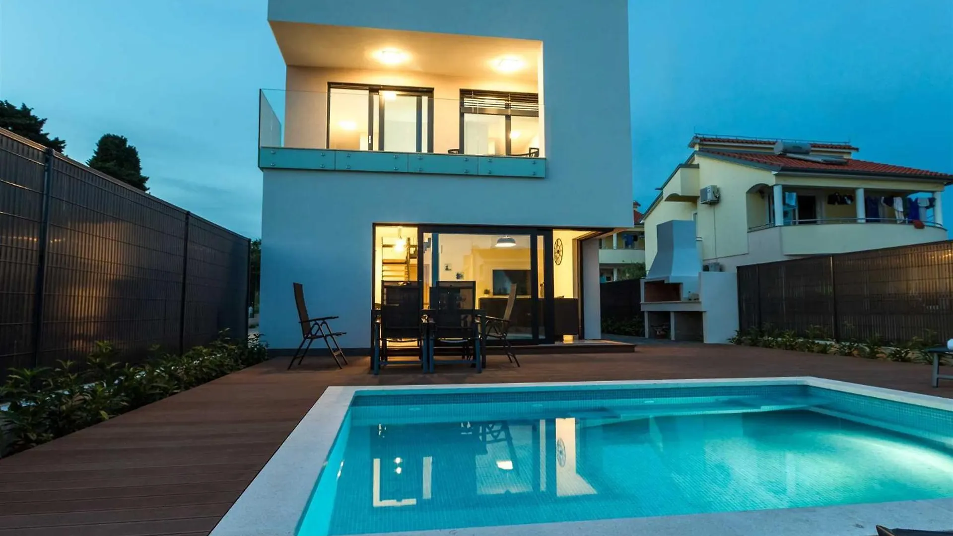Villa Tuta With Heated Pool, Only 150 M From The Beach Pakostane
