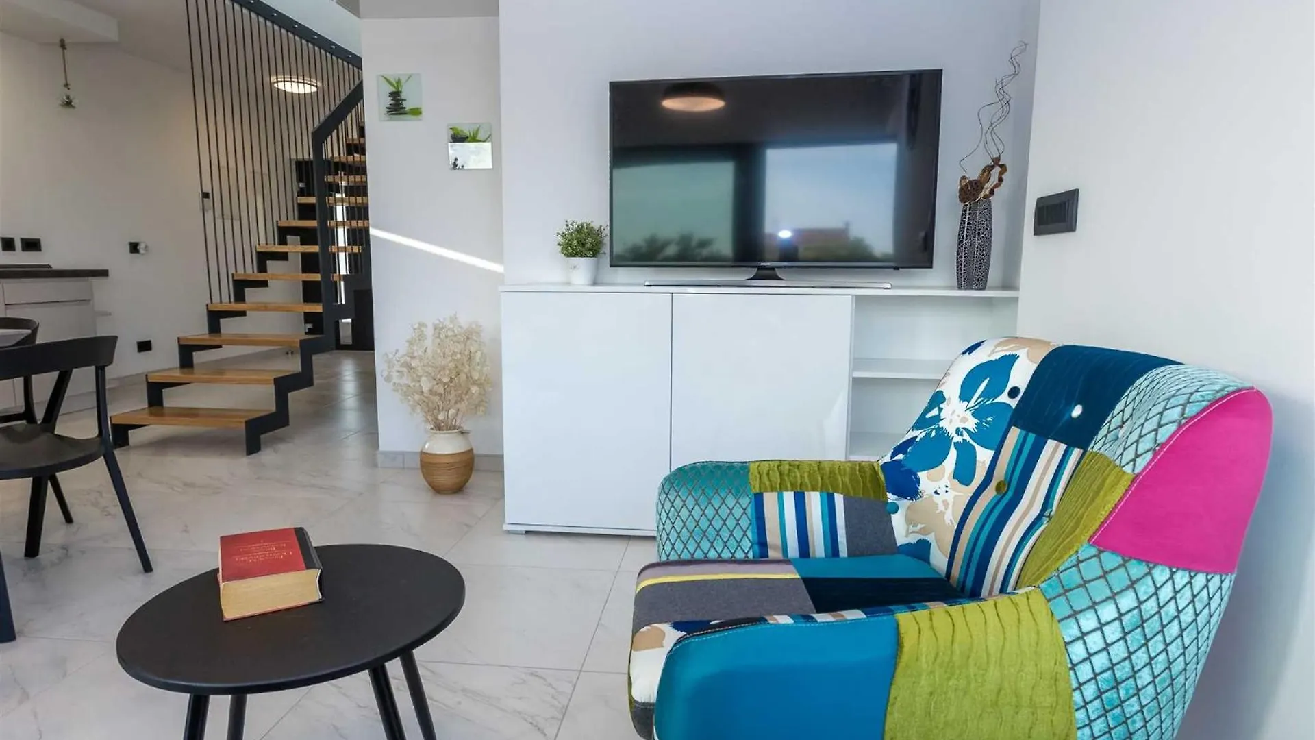 Villa Tuta With Heated Pool, Only 150 M From The Beach Pakostane