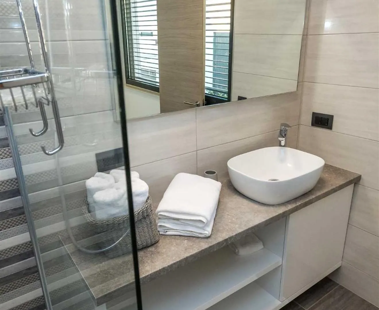 Villa Tuta With Heated Pool, Only 150 M From The Beach Pakostane