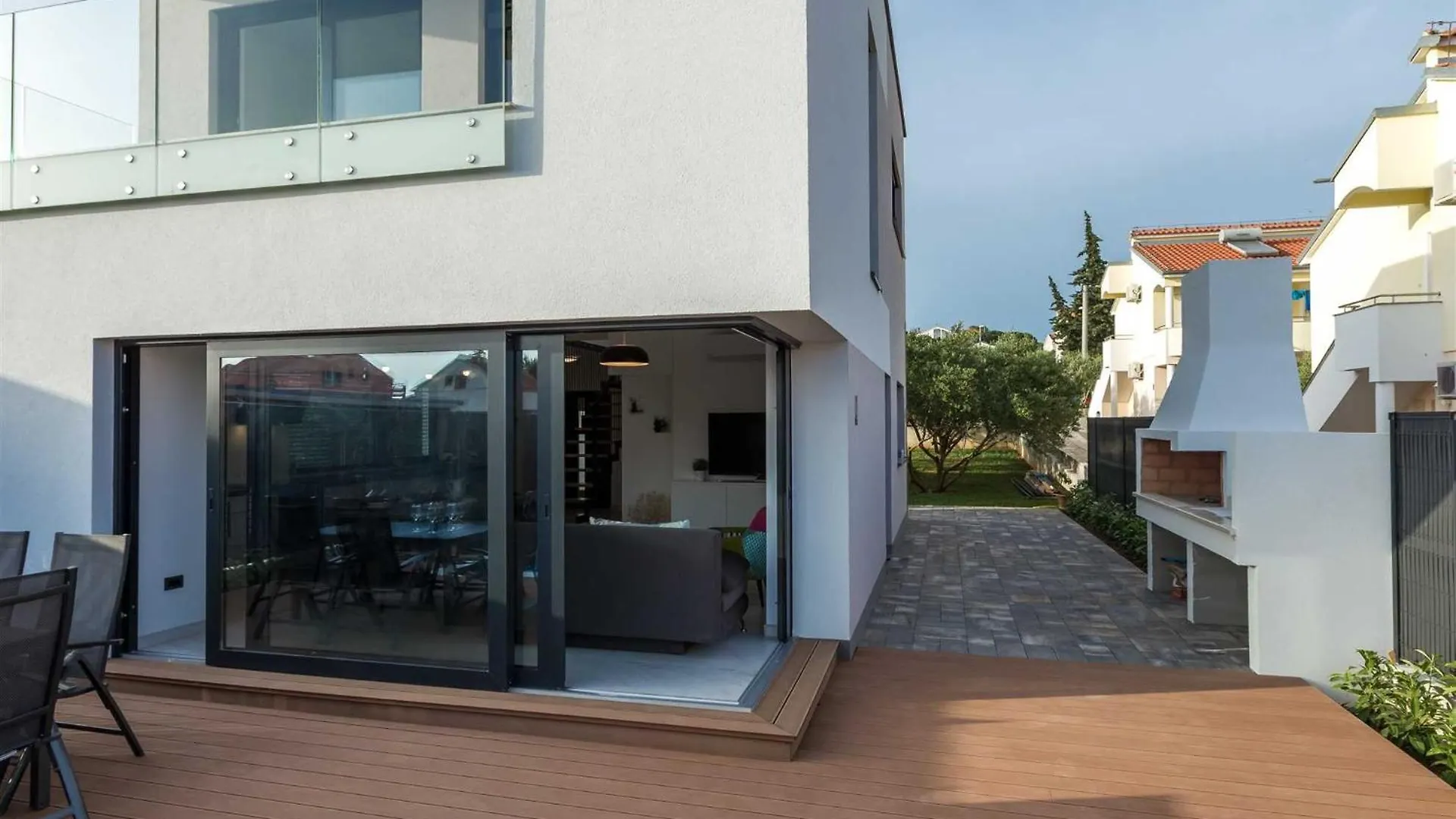Villa Tuta With Heated Pool, Only 150 M From The Beach Pakostane