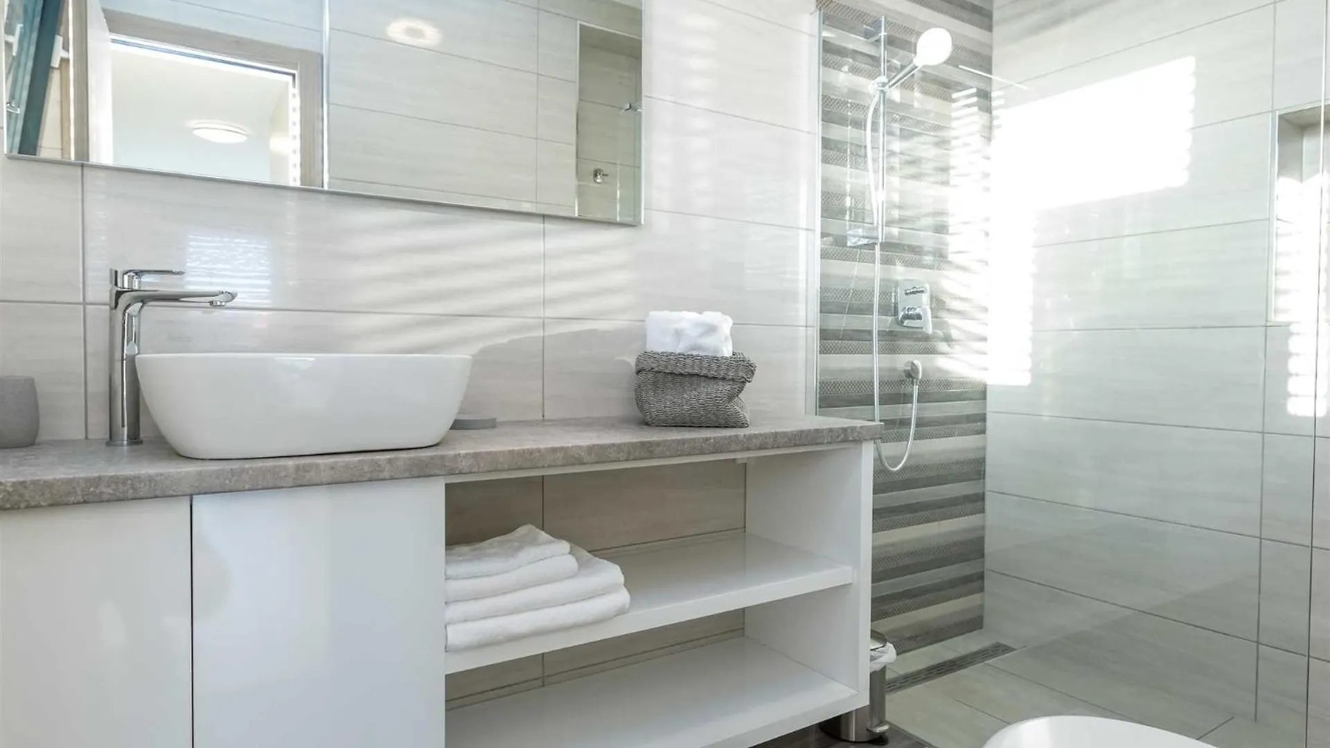 Villa Tuta With Heated Pool, Only 150 M From The Beach Pakostane