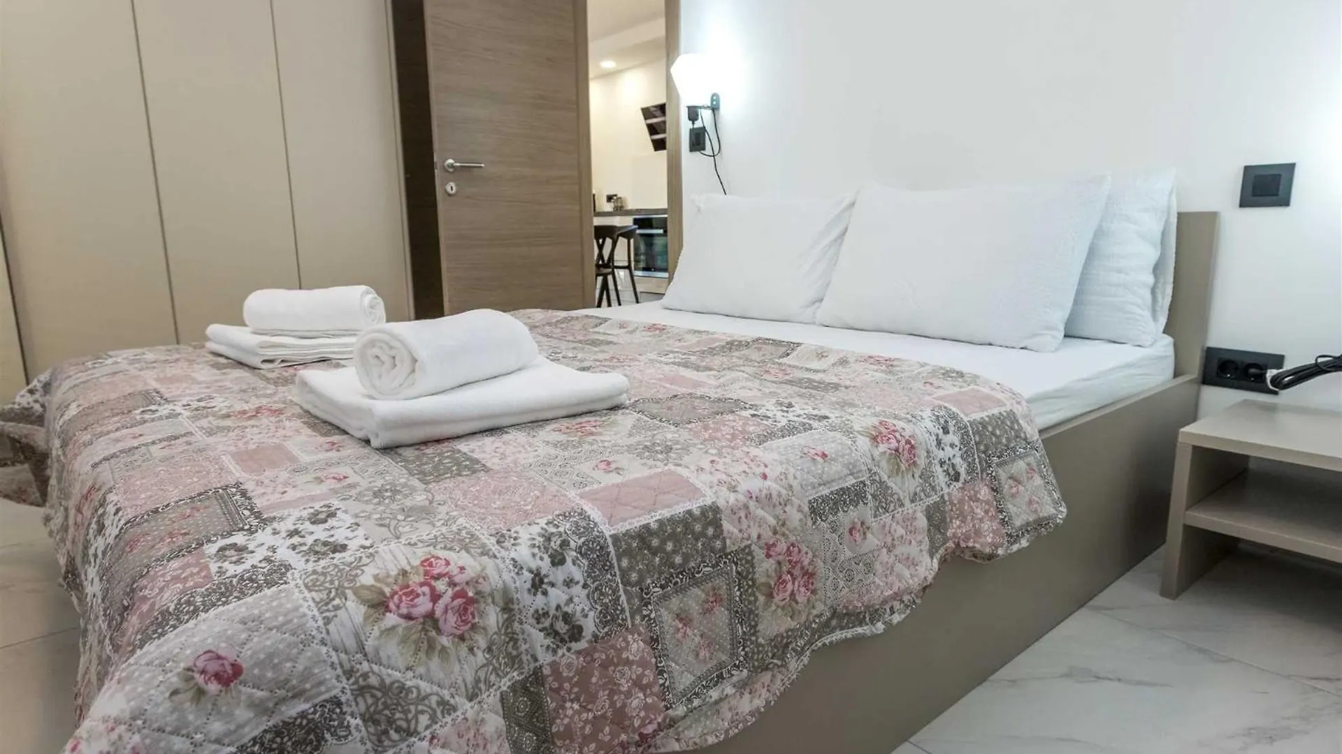 Villa Tuta With Heated Pool, Only 150 M From The Beach Pakostane