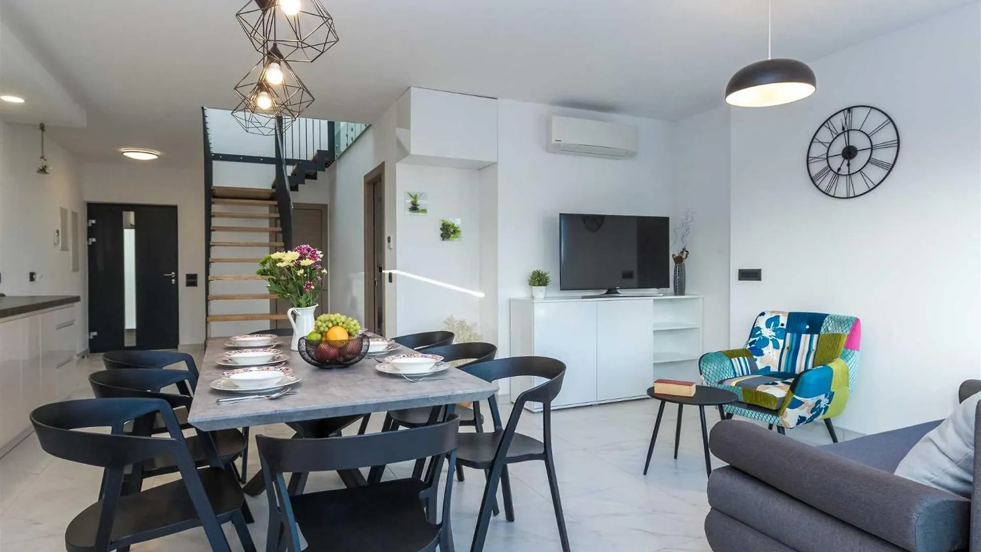 Villa Tuta With Heated Pool, Only 150 M From The Beach Pakostane