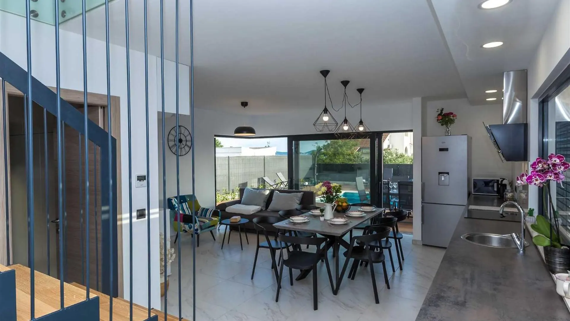 Villa Tuta With Heated Pool, Only 150 M From The Beach Pakostane