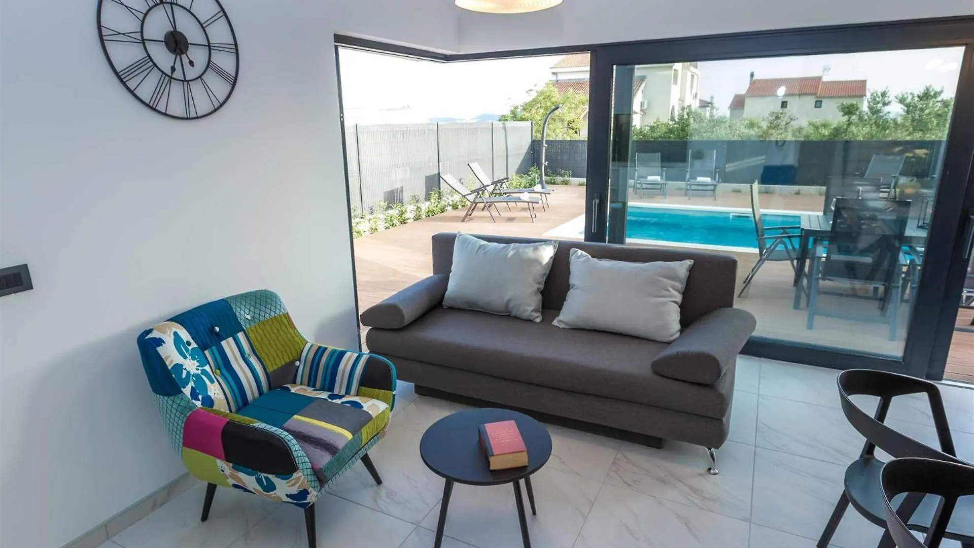 Villa Tuta With Heated Pool, Only 150 M From The Beach Pakostane