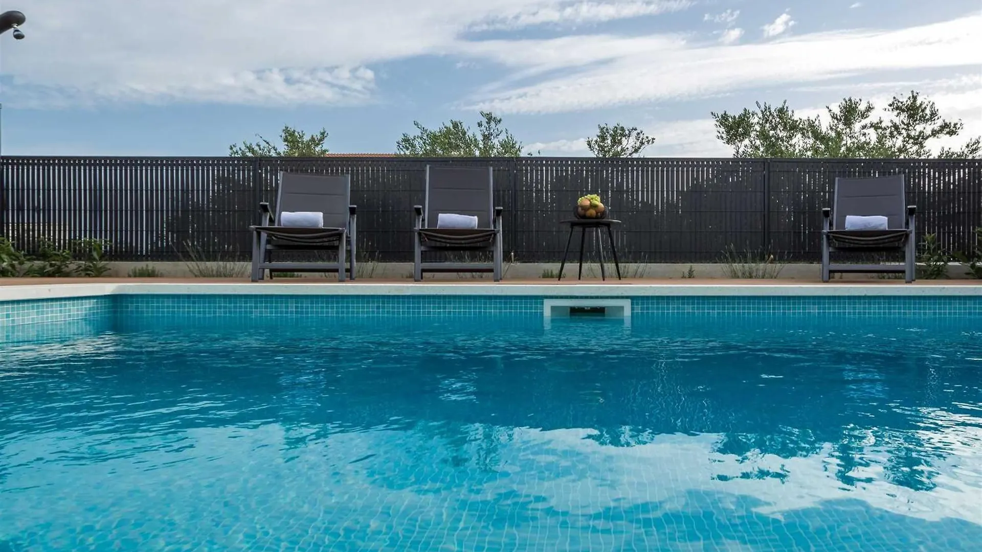 Villa Tuta With Heated Pool, Only 150 M From The Beach Pakostane