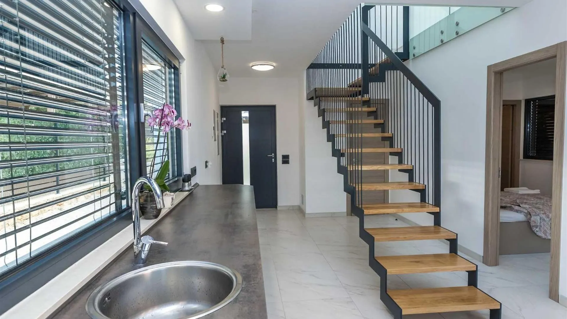 Villa Tuta With Heated Pool, Only 150 M From The Beach Pakostane